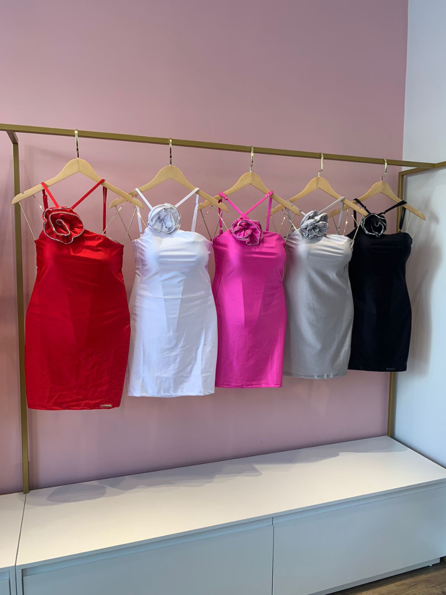 Vestido Curto Tubinho Aplique Removível de Flor Modern Flory